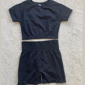 Gym set  - En svart gym set från Temu. Helt ny ! 😊Storlek L men känns som M ! 