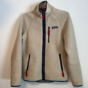 Patagonia Fleece - Riktigt snygg och fräsch Patagonia Fleece i färgen beige!🌟 Skriv vid intresse eller eventuella frågor!  TH.e Clothing 🗣️