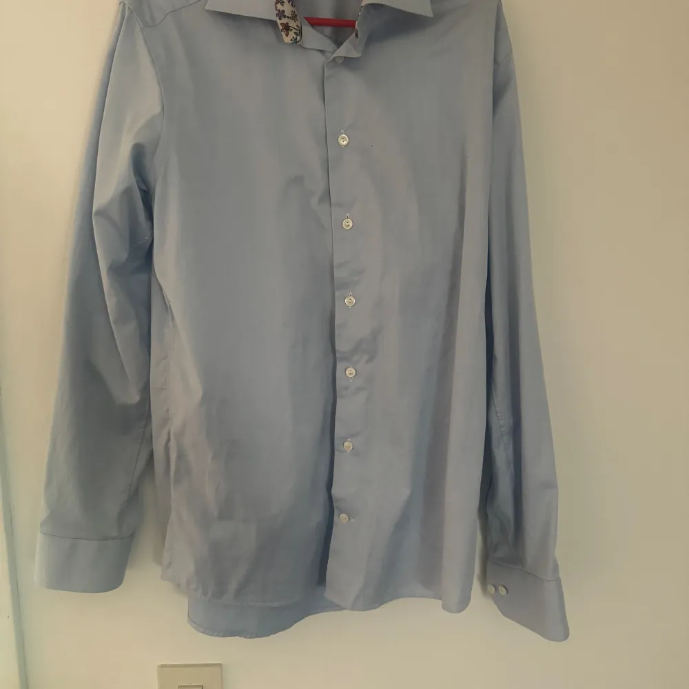 Fin ljusblå skjorta som använts fåtal gånger.. Skjortor.