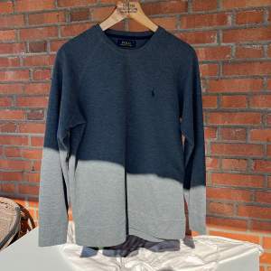 säljer denna gråa polo ralph lauren tröja i storlek S , tröjan har inga defekter alls så skicka 9/10. 