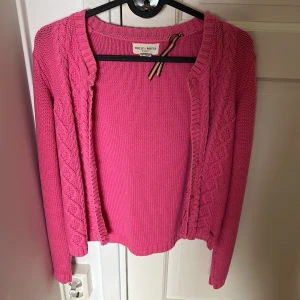 Rosa kofta - Supersöt rosa kofta från Lindex! Barnavdelningen men känns som XS. Aldrig använd. Pris diskuterbart ❤️