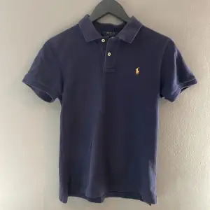 Säljer en fin Ralph lauren pike tröja som är perfekt till sköna sommardagar Skick: 6/10 Nypris: ca 1200kr Mitt pris: 200kr Storlek: 14-16 men skulle säga 12-14(liten i storleken) Skriv vid mer bilder eller om ni har frågor Mvh Erik