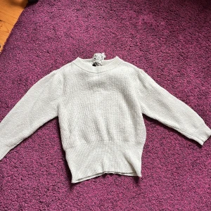 Stickad topp - Supersöt stickad topp från Mango. Turkos. Rosett där bak. Ska var skott i ärmarna. Perfekt t sommarn. Pris diskuterbart 🥰💕