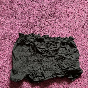 Topp - Svart topp med lite volanger och mycket stretch. Pris diskuterbart ❤️💕