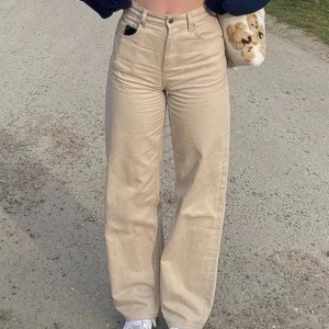  Beiga wide leg jeans   - Snygga beiga jeans