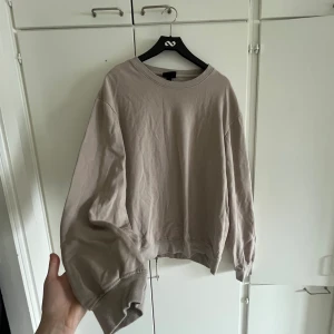 sweatshirt  - en fin brun sweatshirt från hm som passar L till S 