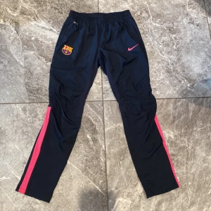 Byxor Barcelona  - Ett par jättefina byxor med neon detaljer samt Barcelona märket. Använda få tals gånger. Rekommenderas! Säljs pga garderobrensning. Kika gärna på mina andra annonser, säljer mycket:) 