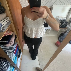 Vit söt topp - Jätte gullig vit topp med spetsdetaöjer och volanger😍