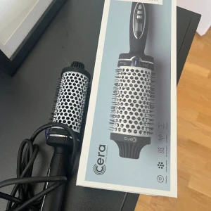 Värmeborste! - Hotstyler från Cera är en värmeborste som har den klassiska rundborsten som kan styla håret på olika vis. Kan styla och göra naturliga lockar eller få mer volym mm. - ION teknik - 2-I-1 kvalitet - Kall på toppen - Automatisk avstängning efter ca 60 m