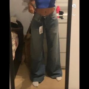 Low Waisted Jeans  - Säljer dessa fina low waist jeans i storlek 32, då dem är för långa på mig. Dem är helt oanvända och prislappen finns kvar!!🌸