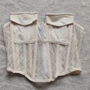 Korsett spets - Jättefin spets Korset Det är halv stretchigt material eftersom den är spets så passar xs/s men även en liten M skulle jag säga 
