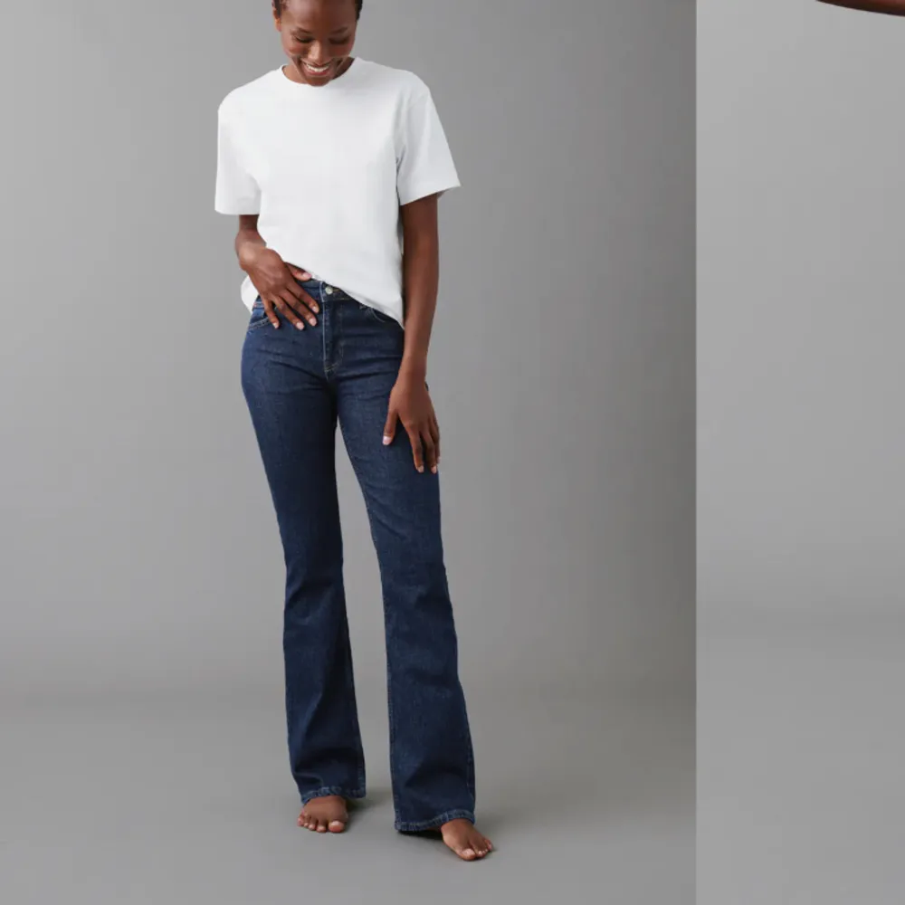 Säljer dessa populära Flare jeans full length från Gina Tricot ❤️ använda en gång, köpta för 500kr + 50kr frakt=550kr. Jeans & Byxor.