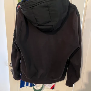 Moncler cardigan  - Det är en Moncler Cardigan  Den är väldigt använd och är solbränd och är lite för liten för mig som gör att jag säljer den den är 100% äkta köpt på nk har tyvärr inte kvittot kvar men scannern på jacka funkar exakt som den ska nypris är 9000kr.