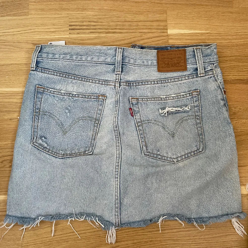 Jeanskjol från Levi’s. Kjolar.