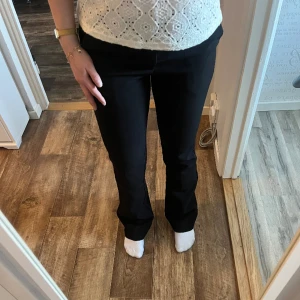 Kostymbyxor - Svarta kostymbyxor från Nelly, fint skick🖤(ordinarie pris 699) 