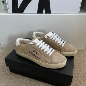 Saint Laurent skor  - Säljer ett par Saint Laurent skor som är i ett väldigt bra skick! Storlek 37! Box, extra skosnören, dustbags medkommer vid köp!  Hör gärna av dig om du har frågor!