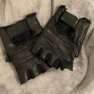 Handskarna är köpta på SHOCK i Göteborg. Äkta läder och använda ett få tal gånger. :)