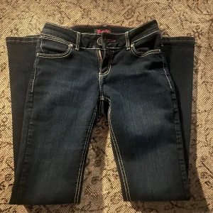 Wrangler jeans lågmidjade  - Säljer dessa as coola Wrangler jeans som jag köpte i USA. De är endast provade och finns inget tecken på användning. 💘💘Jag är 172