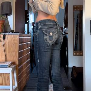 Så fina flaire/bootcut jeans i bra skick med små tecken på användning. Innerbensmått är 84 cm, midjemått (mätat platt) är 33 cm💕💕priset går att diskutera