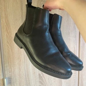 Svarta kängor  - Svarta kängor från ASOS. Knappt använda, endast lite slitage på sulan (se bild 3).  Storlek 7 woman, alltså ungefär 39. Skriv om ni har några frågor!