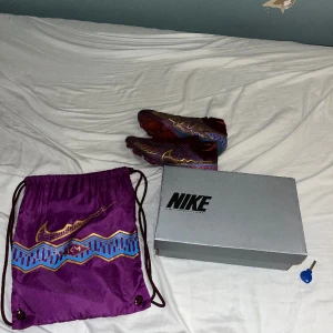 Nike air zoom fotbollsskor  - Säljer mina sjukt snygga fotbollsskor! Priset är lågt för att det har försvunnit lite material på skon men är ej mycket