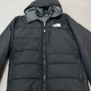 The North face jacka - Jackan är jätte bra skick knappt använd och är varm och man kan byta fårg på jackan genom att vända den till den gråa sidan