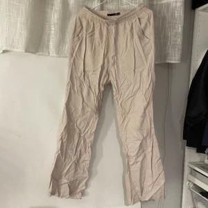 Linnebyxor  - Superfina linnebyxor ifrån lager157, säljer för att dom blivit för stora tyvärr! Superfint skick och inte använda mycket🌸Storlek S, 100kr eller ge ”prisförslag”! Skriv för mer bilder<33