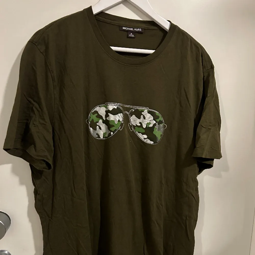 Michael Kors grön med tryck. Köpt i London.. T-shirts.
