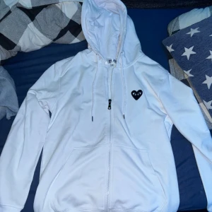Comme des garcons zipup - Riktigt snygg zipup kofta, jag har knappt använt den och den är som nu jag har ingen nytta av den mer eftersom jag har växt ur den 