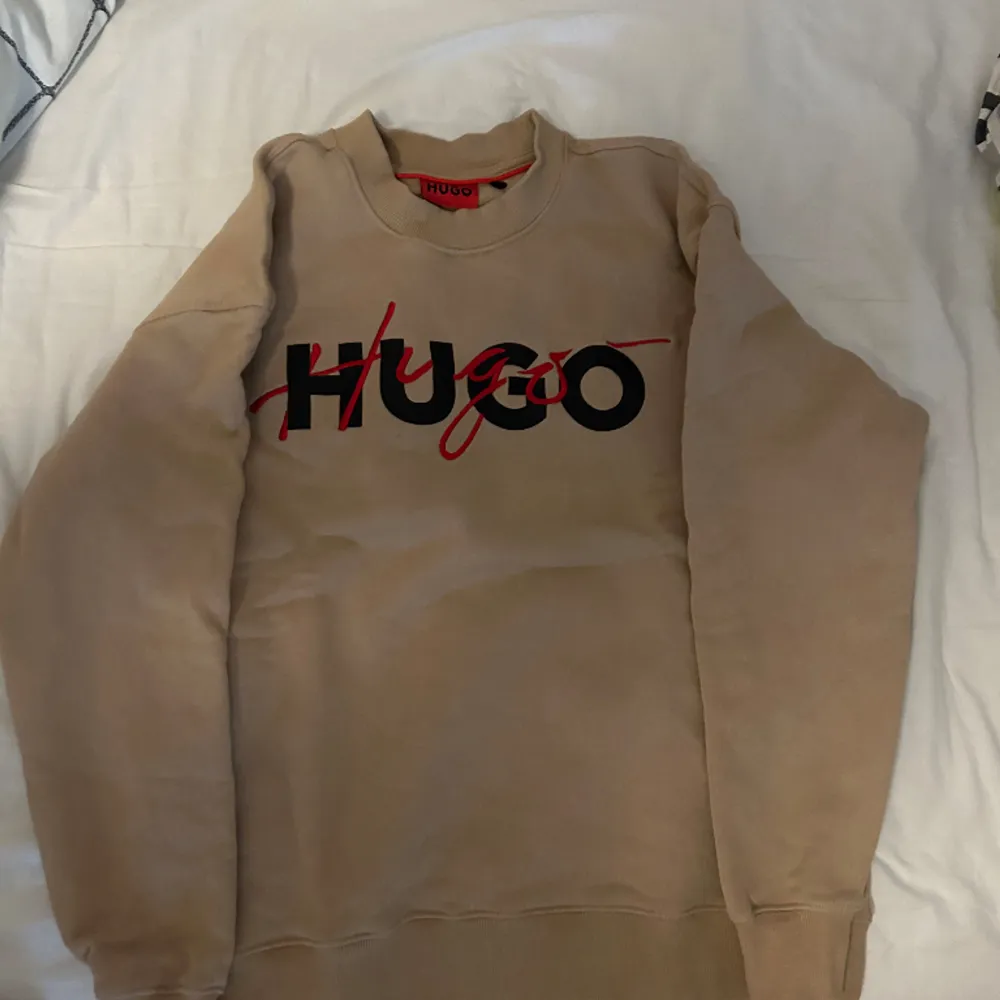 En helt ny Hugo boss hoodie som aldrig användes   Fick som julklapp men använde aldrig på grund av att jag hade andra plagg   Helt ny   Pris kan diskuteras . Hoodies.