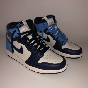 Jordan 1 Obsidian  - Hej min syster köpte dom här i Usa men vill sälja dom. Använd 2 gånger Storlek 39 :)  Köptes för 2250kr, och säljs för 1199kr då jag tycker det är ett rimligt pris när dom är använda 2 gånger. ✨Hör av er vid intresse!✨🫶🏽 ( Kvitto  och Box finns) 😊
