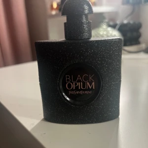 Black opium - Säljer min parfym då jag använder andra parfymer. Den är knappt använd!