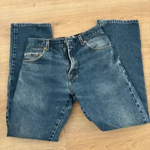 Jättesnygga lågmidjade boot cut jeans från Levis 517 bra skick 