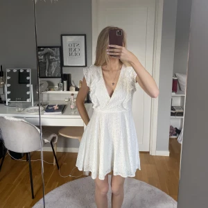 Vit klänning med spets - En fin vit klänning med spets och detaljer. Fin nu till vår, sommar och student