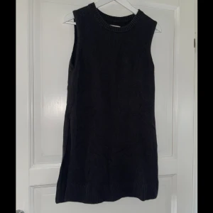 Stickad väst - Stickad väst med slits på båda sidor från märket Part Two i storlek M. 