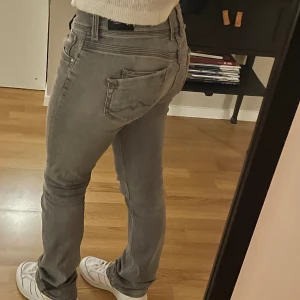 Lowrise jeans - Säljer dessa lågmidjade byxorna från pepe jeans, bra sick utöver att de har 2 hål på insidan. Det syns inte! ❤️