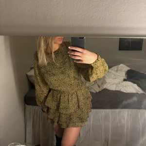 Sommar klänning - Super fin klänning som endast är använd vid fåtal tillfällen! Hör av er för fler bilder💞