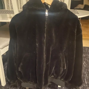 Dubbeljacka - bomba jacka sen kan man ta den ut och in och så blir de päls utanför Storlek s men stor och puffig 