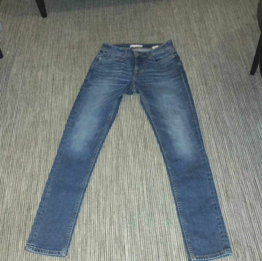 Ett par riktigt feta oanvända jeans mörkblåa ,Waits 27,Leg 32, slim fit kan diskutera pris 😁. Jeans & Byxor.