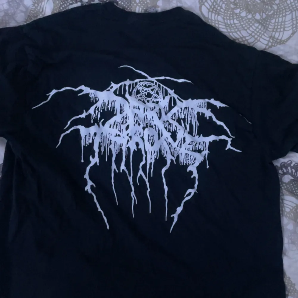 Black metal t shirt köpt från emp, använt 2 gånger sen jag köpte den. Orginal priset för tröjan är 269:-. Skjortor.