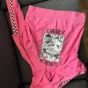 Hoodie  - Rosa vans hoodie knappt anvönd så i fint skick 