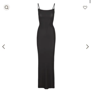 Skims klänning - Jag säljer min fina skims ”long slip dress” då jag inte använder den så mycket längre. Det är inga defekter på den och den är som ny😊Köpt för 975kr + frakt men jag säljer min för 700kr