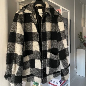 Rutig kappa strl XS - Använd mycket så den är nopprig men annars väldigt fin! 