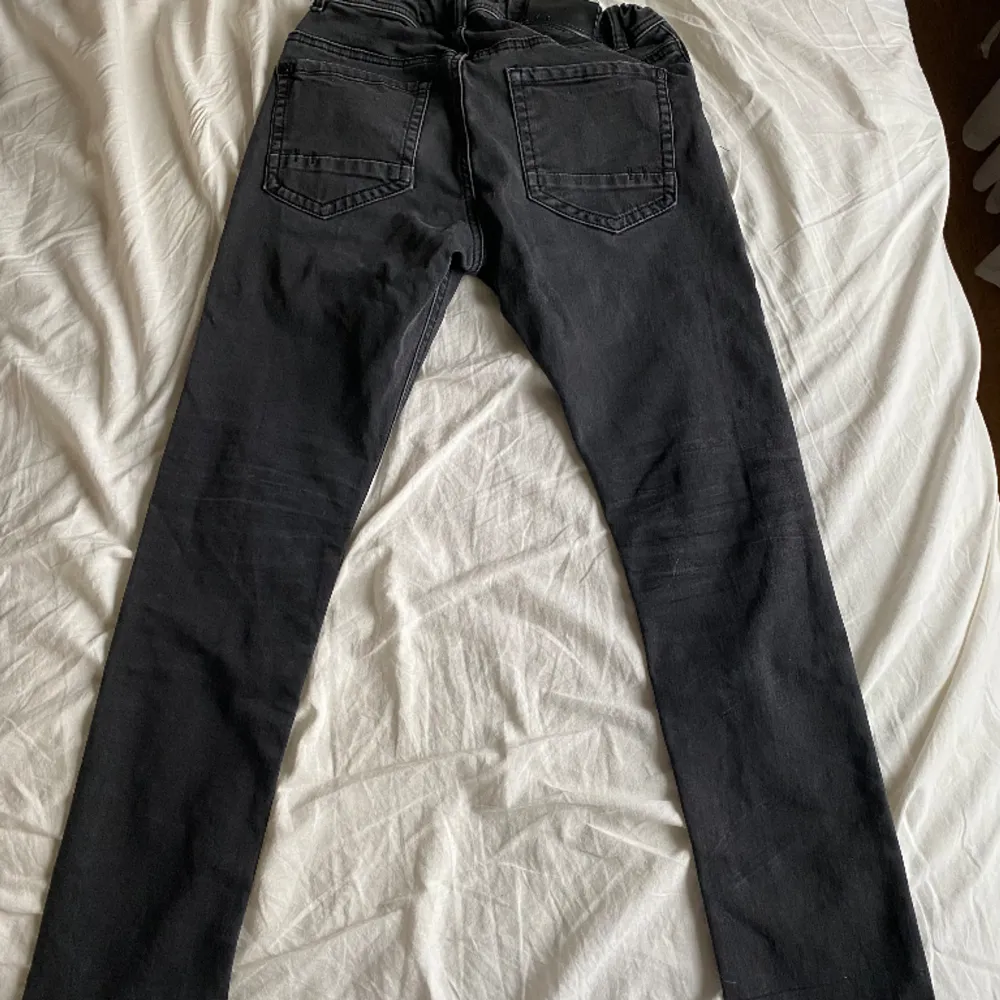 Säljer min lillebrors jeans då han inte använder dom. De är i storlek 158 och kommer ifrån KappAhl.. Jeans & Byxor.