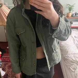 Grön militärjacka - Grön militärjacka / denimjacka / jeansjacka från zara i storlek S. Fint skick, perfekt vårjacka💚🌸