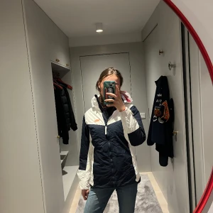 HH bit och mörkblå skidjacka - En skitsnygg figursydd Helly Hansen skidjacka som håller värmen är vattentät och extremt skön  🤍🤍💙💙 Storlek 164 