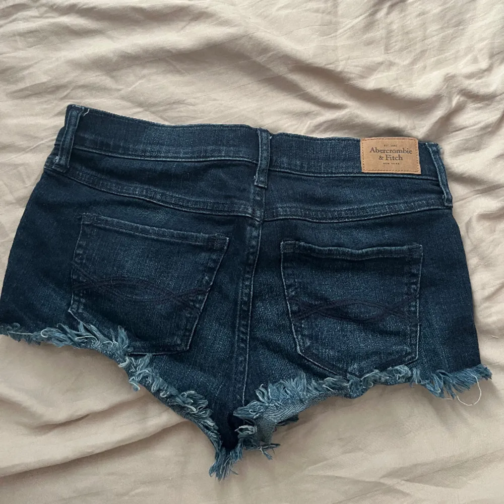 Fina jeansshorts från Abercrombie&fitch. Andvänder ej däröfr säljer jag dom. Skriv för fler bilder eller intresse💝💝storlek 26 motsvarar Xs/S. Köpte för 450. Shorts.