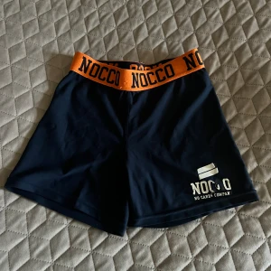 Nocco hotpants - Exklusivt framtagna för Nocco ambassadörer. Som ni ser på bilden har det lossnat lite på loggan fram.