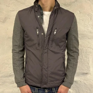 Cardigan - Säljer nu denna carfigan. Den är i storlek S och är i fint skick. Modellen är 183