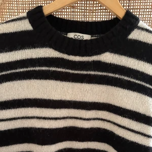Cos stickad tröja  - Fin stickad tröja från cos i alpacka ull = varm och mjuk. Nypris runt 1300kr 